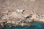 Αεροφωτογραφία του εγκαταλελειμμένου οικισμού της Υπαπαντής στη νησίδα Αρμάθια της Κάσου. Σώζεται μόνο το εκκλησάκι της Υπαπαντής. 