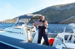 Ο πρόεδρος του Λεριακού Ομίλου Φουσκωτών επιδεικνύει με φανερή υπερηφάνεια μια ευμεγέθη βασίλισσα!